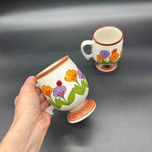 Vintage 1970s Floral Pedestal Mugs Set Of 2 Flower Power Ladybug Coffee Cups - Picture 9 of 10